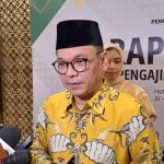 Wakil Ketua Umum Partai Golkar Ace Hasan Syadzily berikan keterangan kepada wartawan usai Rapimnas Pengajian Al Hidayah di Jakarta, Kamis (22/8/2024) malam. ANTARA/Fianda Sjofjan Rassat.