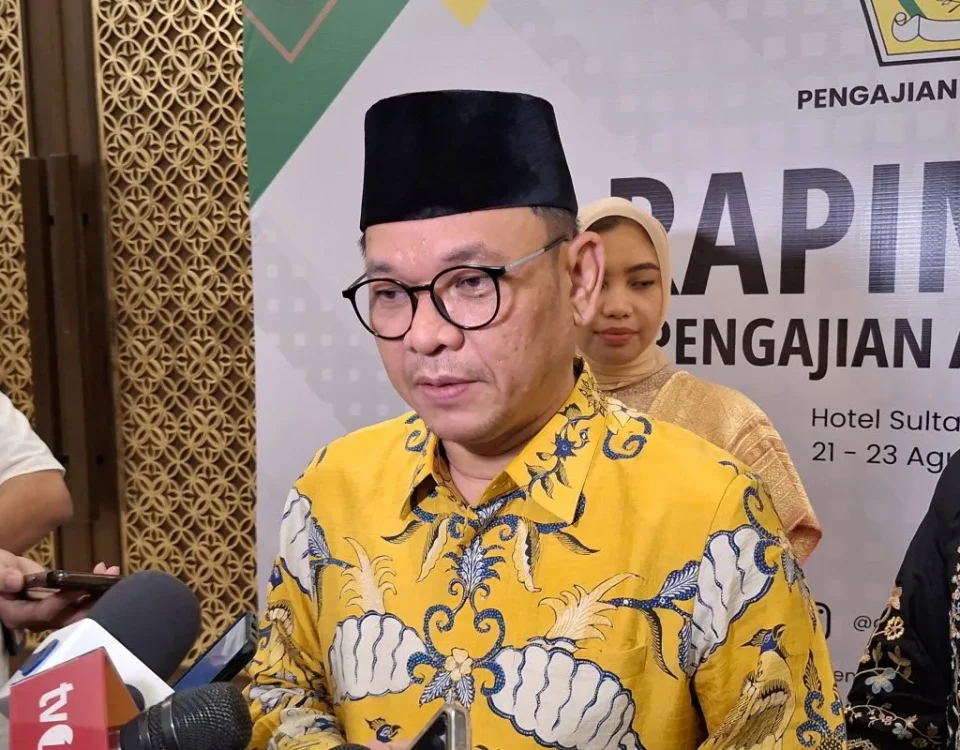 Wakil Ketua Umum Partai Golkar Ace Hasan Syadzily berikan keterangan kepada wartawan usai Rapimnas Pengajian Al Hidayah di Jakarta, Kamis (22/8/2024) malam. ANTARA/Fianda Sjofjan Rassat.