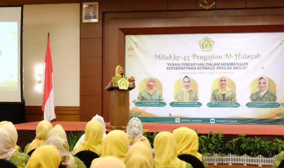 Ketua Umum DPP Pengajian Al-Hidayah, Hetifah Sjaifudian, saat menyampaikan sambutan dalam Peringatan Milad ke-45 Pengajian Al-Hidayah di Hotel Milenium Jakarta pada Sabtu (05/10/2024).