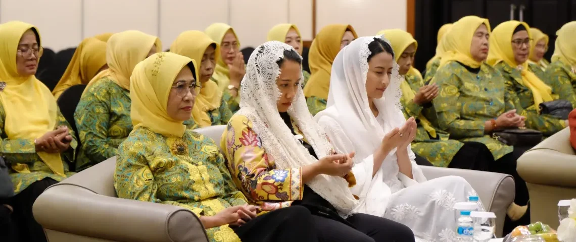 Tampak dalam foto Ketua Umum DPP Pengajian Al-Hidayah, Hetifah Sjaifudian (Kiri), Wakil Sekretaris Jenderal DPP Partai Golkar Putri Komarudin (tengah) Anggota DPR RI Fraksi Partai Golkar Periode 2019-2024, Dyah Roro (Kanan) saat acara Peringatan Milad ke-45 Pengajian Al-Hidayah di Hotel Milenium Jakarta pada Sabtu (05/10/2024)