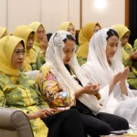 Tampak dalam foto Ketua Umum DPP Pengajian Al-Hidayah, Hetifah Sjaifudian (Kiri), Wakil Sekretaris Jenderal DPP Partai Golkar Putri Komarudin (tengah) Anggota DPR RI Fraksi Partai Golkar Periode 2019-2024, Dyah Roro (Kanan) saat acara Peringatan Milad ke-45 Pengajian Al-Hidayah di Hotel Milenium Jakarta pada Sabtu (05/10/2024)