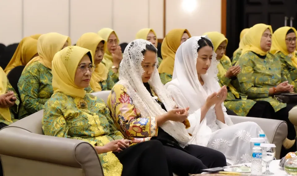 Tampak dalam foto Ketua Umum DPP Pengajian Al-Hidayah, Hetifah Sjaifudian (Kiri), Wakil Sekretaris Jenderal DPP Partai Golkar Putri Komarudin (tengah) Anggota DPR RI Fraksi Partai Golkar Periode 2019-2024, Dyah Roro (Kanan) saat acara Peringatan Milad ke-45 Pengajian Al-Hidayah di Hotel Milenium Jakarta pada Sabtu (05/10/2024)