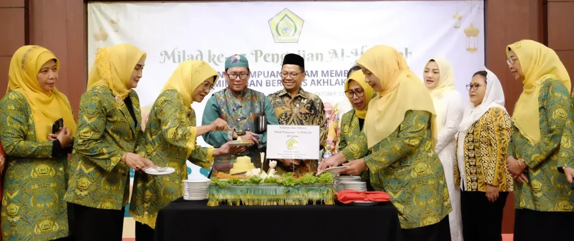 Ketua Umum DPP Pengajian Al-Hidayah, Hetifah Sjaifudian, saat hendak menyerahkan tumpeng dalam Peringatan Milad ke-45 Pengajian Al-Hidayah di Hotel Milenium Jakarta pada Sabtu (05/10/2024) kemarin.