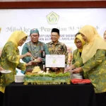 Ketua Umum DPP Pengajian Al-Hidayah, Hetifah Sjaifudian, saat hendak menyerahkan tumpeng dalam Peringatan Milad ke-45 Pengajian Al-Hidayah di Hotel Milenium Jakarta pada Sabtu (05/10/2024) kemarin.