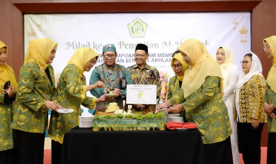 Ketua Umum DPP Pengajian Al-Hidayah, Hetifah Sjaifudian, saat hendak menyerahkan tumpeng dalam Peringatan Milad ke-45 Pengajian Al-Hidayah di Hotel Milenium Jakarta pada Sabtu (05/10/2024) kemarin.