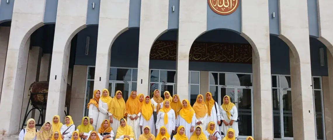 Peserta Pengajian, Tahsin dan Tadarrus DPP Pengajian Al-Hidayah saat berpose bersama di Masjid Ainul Hikmah DPP Partai Golkar, Jakarta pada Selasa (5/11/2024)