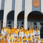 Peserta Pengajian, Tahsin dan Tadarrus DPP Pengajian Al-Hidayah saat berpose bersama di Masjid Ainul Hikmah DPP Partai Golkar, Jakarta pada Selasa (5/11/2024)