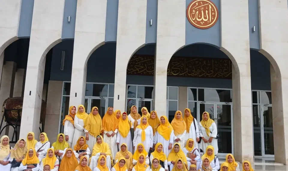 Peserta Pengajian, Tahsin dan Tadarrus DPP Pengajian Al-Hidayah saat berpose bersama di Masjid Ainul Hikmah DPP Partai Golkar, Jakarta pada Selasa (5/11/2024)