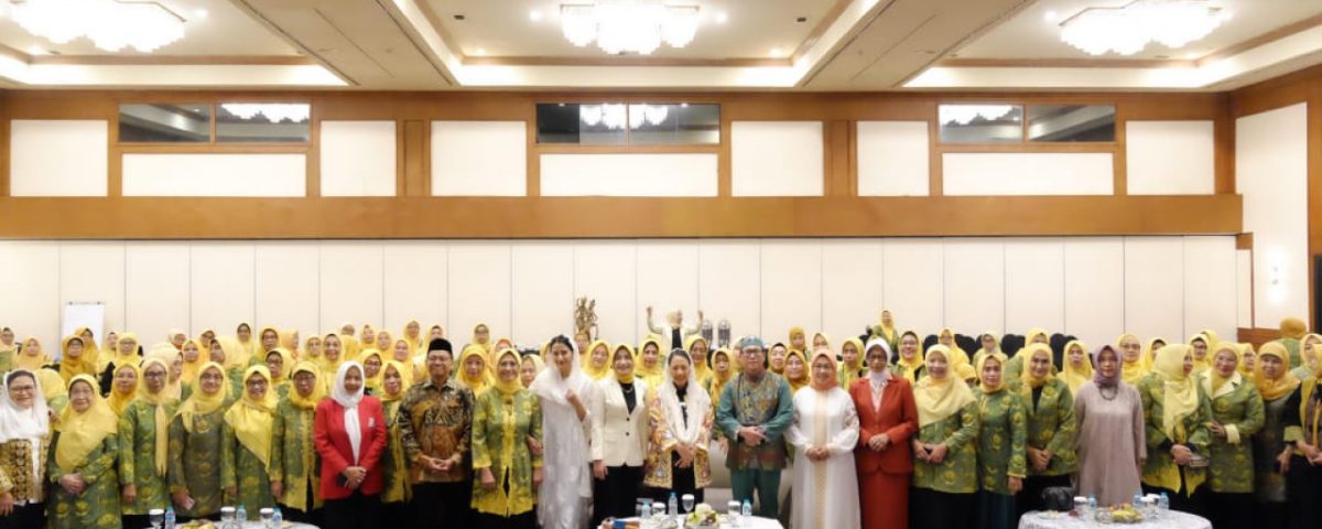 Foto bersama Pengurus DPP Pengajian Al-Hidayah dalam acara Milad ke-45 Pengajian Al-Hidayah yang digelar di Hotel Milenium Jakarta pada Sabtu (05/10/2024)