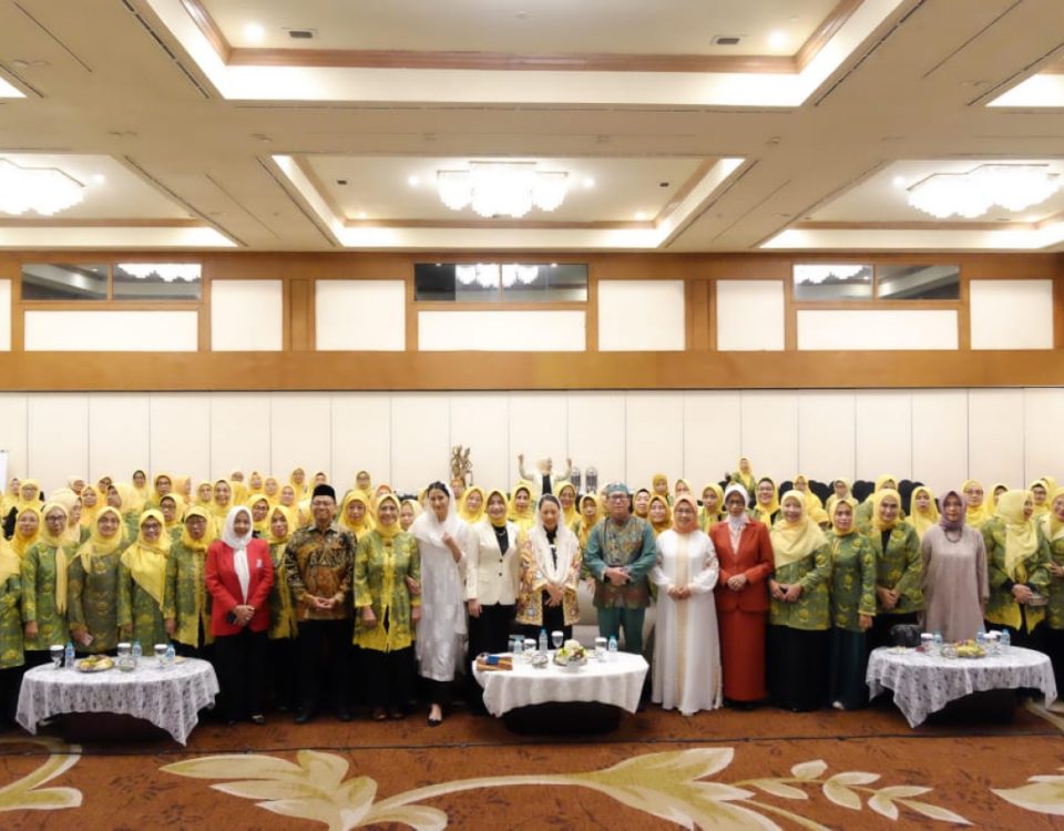 Foto bersama Pengurus DPP Pengajian Al-Hidayah dalam acara Milad ke-45 Pengajian Al-Hidayah yang digelar di Hotel Milenium Jakarta pada Sabtu (05/10/2024)