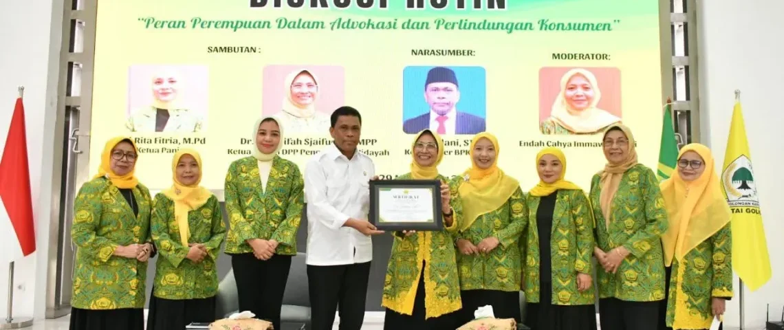 Hetifah Sjaifudian (Lima dari Kanan) dan Jailani, Komisiober BPKN (Empat dari Kiri) dalam diskusi rutin DPP Pengajian Al-Hidayah yang digelar di Aula DPP Partai Golkar pada Jum'at (29/11/2024).