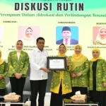 Hetifah Sjaifudian (Lima dari Kanan) dan Jailani, Komisiober BPKN (Empat dari Kiri) dalam diskusi rutin DPP Pengajian Al-Hidayah yang digelar di Aula DPP Partai Golkar pada Jum'at (29/11/2024).