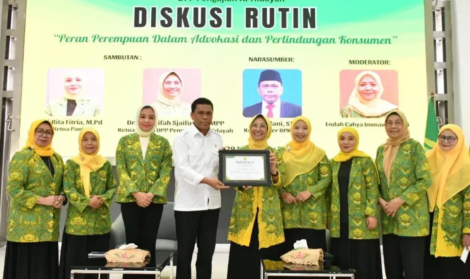 Hetifah Sjaifudian (Lima dari Kanan) dan Jailani, Komisiober BPKN (Empat dari Kiri) dalam diskusi rutin DPP Pengajian Al-Hidayah yang digelar di Aula DPP Partai Golkar pada Jum'at (29/11/2024).