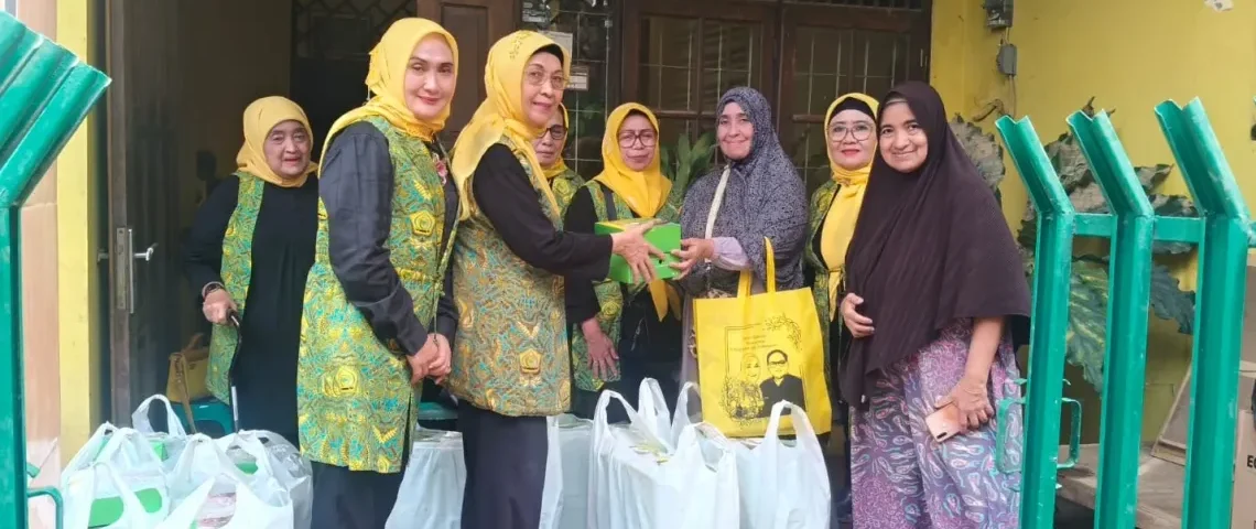 Pengurus DPP Pengajian Al-Hidayah dalam acara "Pembagian paket " bagi warga kurang mampu.