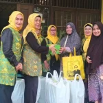 Pengurus DPP Pengajian Al-Hidayah dalam acara "Pembagian paket " bagi warga kurang mampu.