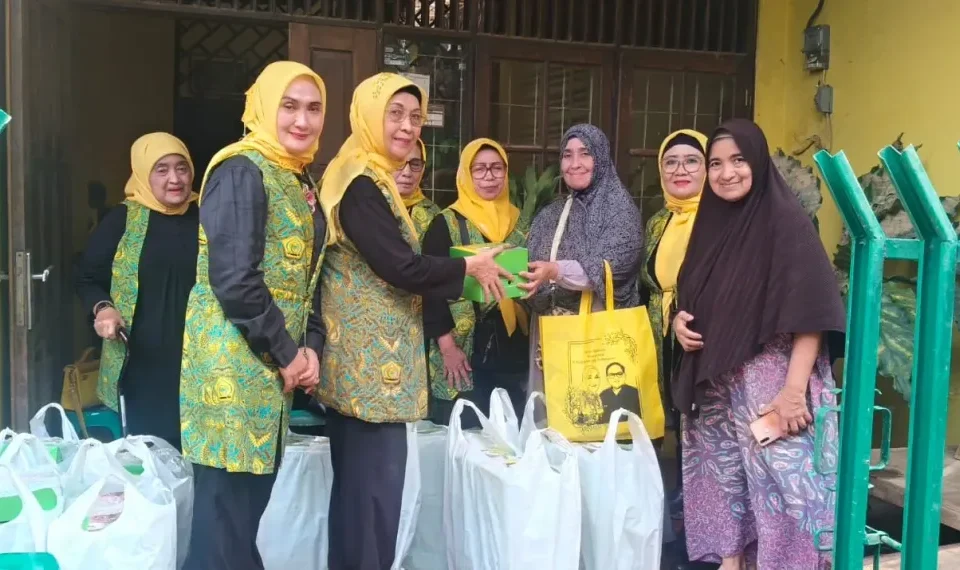 Pengurus DPP Pengajian Al-Hidayah dalam acara "Pembagian paket " bagi warga kurang mampu.