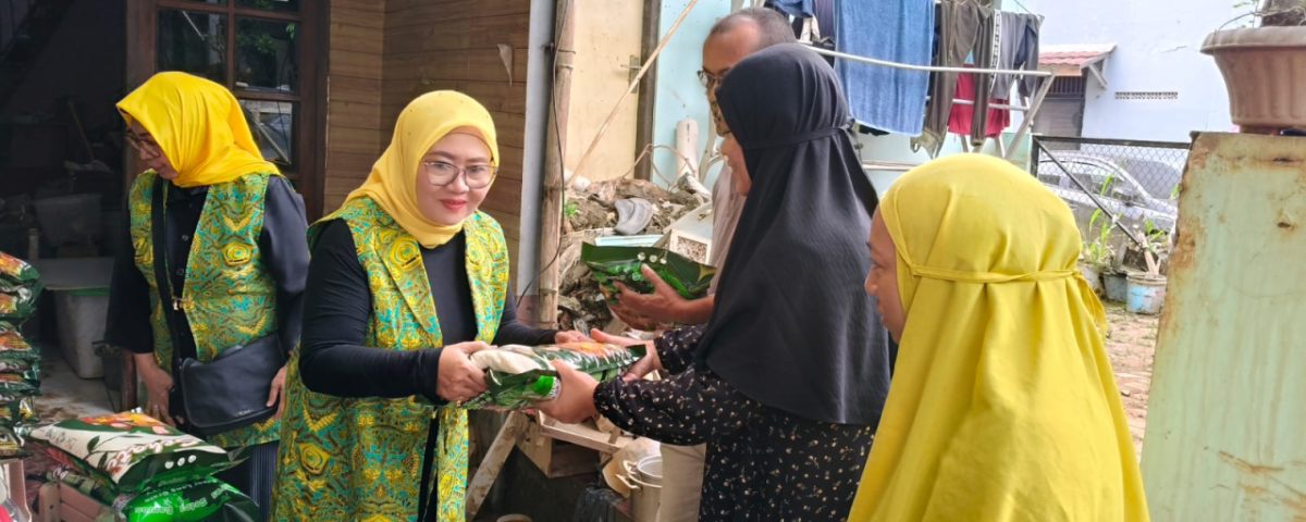 Pengurus DPP Pengajian Al-Hidayah saat aksi sosial bagi korban terdampak banjir di Bekasi. Sumber foto : Humas Al-Hifayah