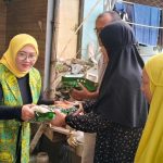 Pengurus DPP Pengajian Al-Hidayah saat aksi sosial bagi korban terdampak banjir di Bekasi. Sumber foto : Humas Al-Hifayah