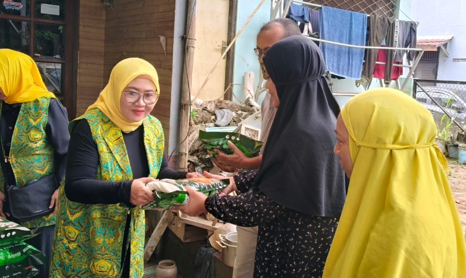 Pengurus DPP Pengajian Al-Hidayah saat aksi sosial bagi korban terdampak banjir di Bekasi. Sumber foto : Humas Al-Hifayah