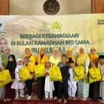 Dewan Pimpinan Pusat (DPP) Pengajian Al-Hidayah bersama DKM Masjid Ainul Hikmah DPP Partai Golkar menggelar kegiatan sosial bertajuk "Berbagi Kebahagiaan Bersama Ibu Sri Suparni Bahlil" yang digelar di Masjid Ainul Hikmah DPP Partai Golkar di Slipi Jakarta pada Sabtu (15/3/2025)