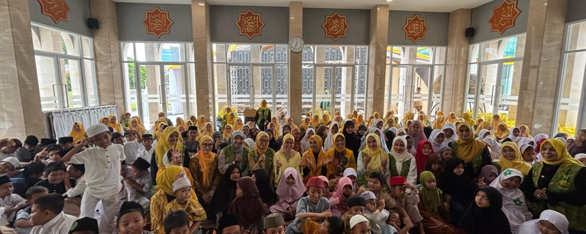 DPP Pengajian Al-Hidayah bersama Ibu Sri Bahlil menggelar acara Berbagi Berkah Ramadhan bersama yatim piatu dan dhuafa' di Masjid Ainul Hikmah DPP Partai Golkar Slipi Jakarta pada Sabtu (15/3/2025) kemarin.