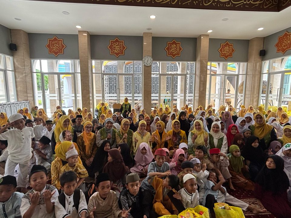 DPP Pengajian Al-Hidayah bersama Ibu Sri Bahlil menggelar acara Berbagi Berkah Ramadhan bersama yatim piatu dan dhuafa' di Masjid Ainul Hikmah DPP Partai Golkar Slipi Jakarta pada Sabtu (15/3/2025) kemarin.