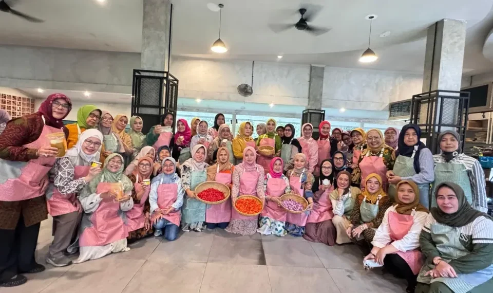 Para Peserta Workshop “Meningkatkan Potensi Usaha Mikro dari Rumah – Hobby Menghasilkan Cuan” yang diadakan DPP Pengajian Al-Hidayah bekerja sama dengan BPJS Ketenagakerjaan di Sentra Kuliner Kota Bogor, Rabu (21/5/2025)