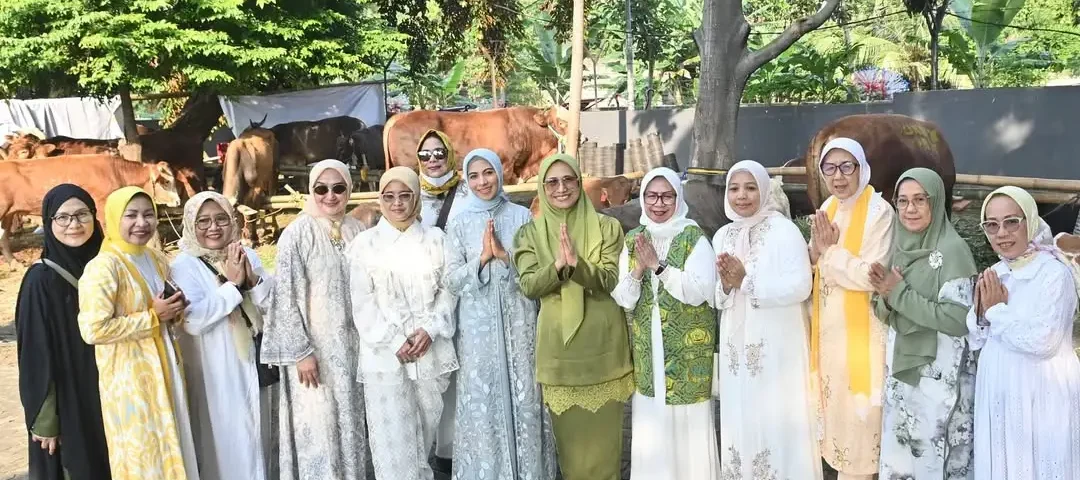 Ketua Poksi X Fraksi Partai Golkar, Hetifah Sjaifudian, bersama Sri Suparni Bahlil, seusai melaksanakan sholat idul adha di Masjid DPP Partai Golkar, Jum'at (6/6/2025).