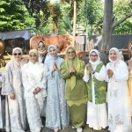 Ketua Poksi X Fraksi Partai Golkar, Hetifah Sjaifudian, bersama Sri Suparni Bahlil, seusai melaksanakan sholat idul adha di Masjid DPP Partai Golkar, Jum'at (6/6/2025).
