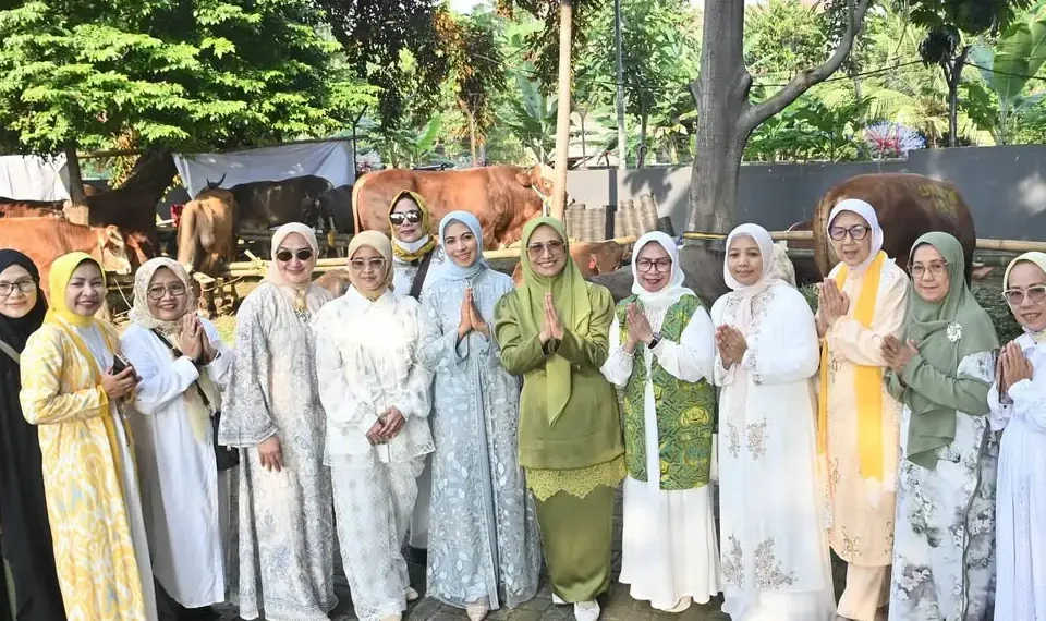 Ketua Poksi X Fraksi Partai Golkar, Hetifah Sjaifudian, bersama Sri Suparni Bahlil, seusai melaksanakan sholat idul adha di Masjid DPP Partai Golkar, Jum'at (6/6/2025).