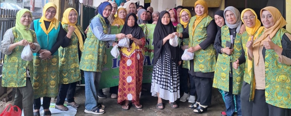 Pemberian daging qurban kepada masyarakat yang diinisiasi oleh DPP Pengajian Al- Hidayah dan Poksi X Fraksi Partai Golkar DPR RI.