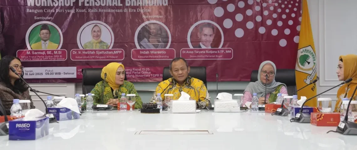 Workshop Personal Branding bertema “Bangun Citra Diri yang Kuat, Raih Kesuksesan di Era Digital” yang berlangsung di Ruang Rapat 12.04 Fraksi Partai Golkar di Gedung Nusantara I DPR RI, Senin (16/06/2025).